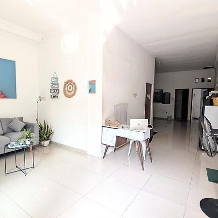 Homey Guesthouse Kertajaya Surabaya Eksteriør bilde